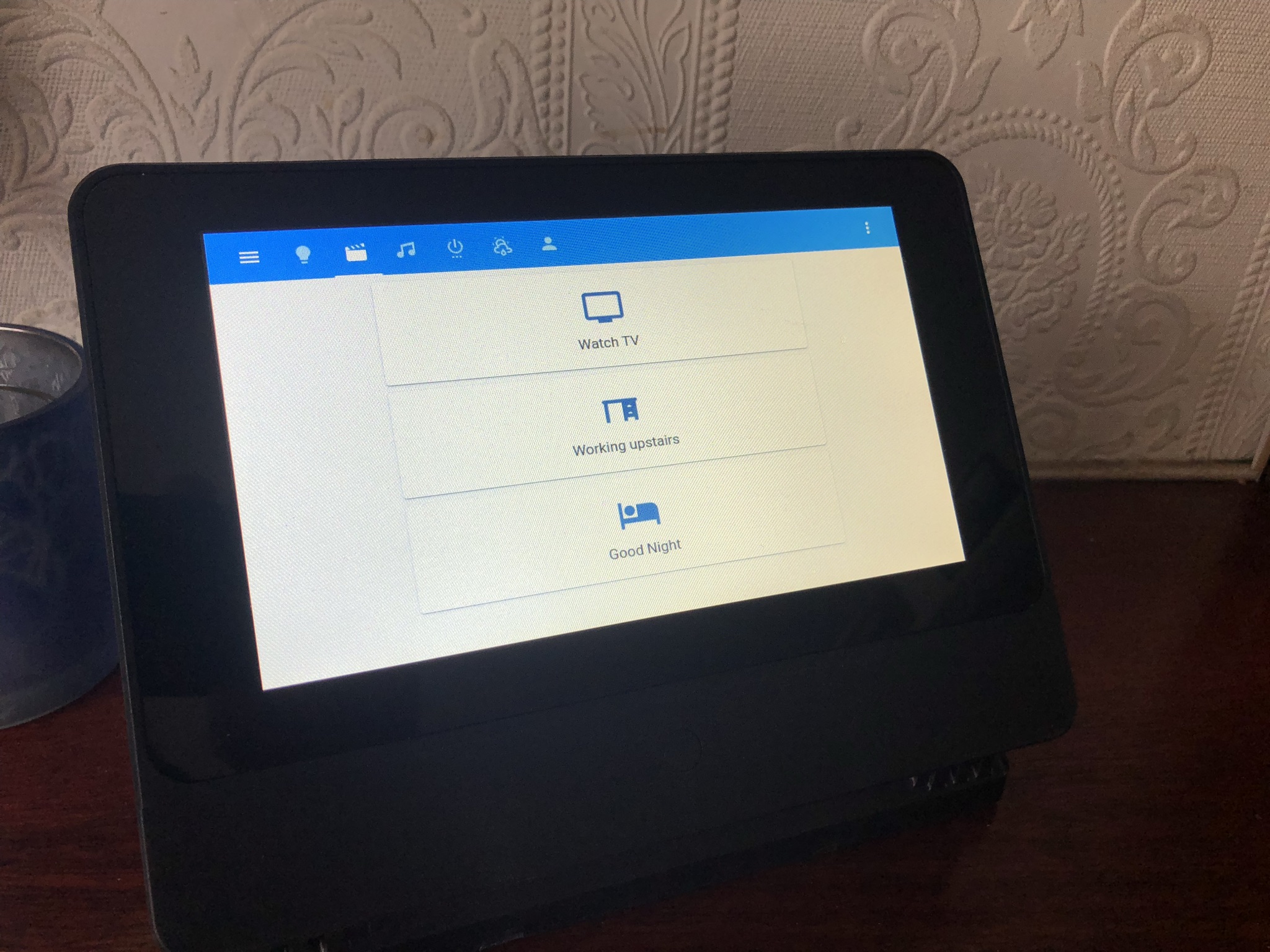 A touchscreen showing Home Assistants dashboard
